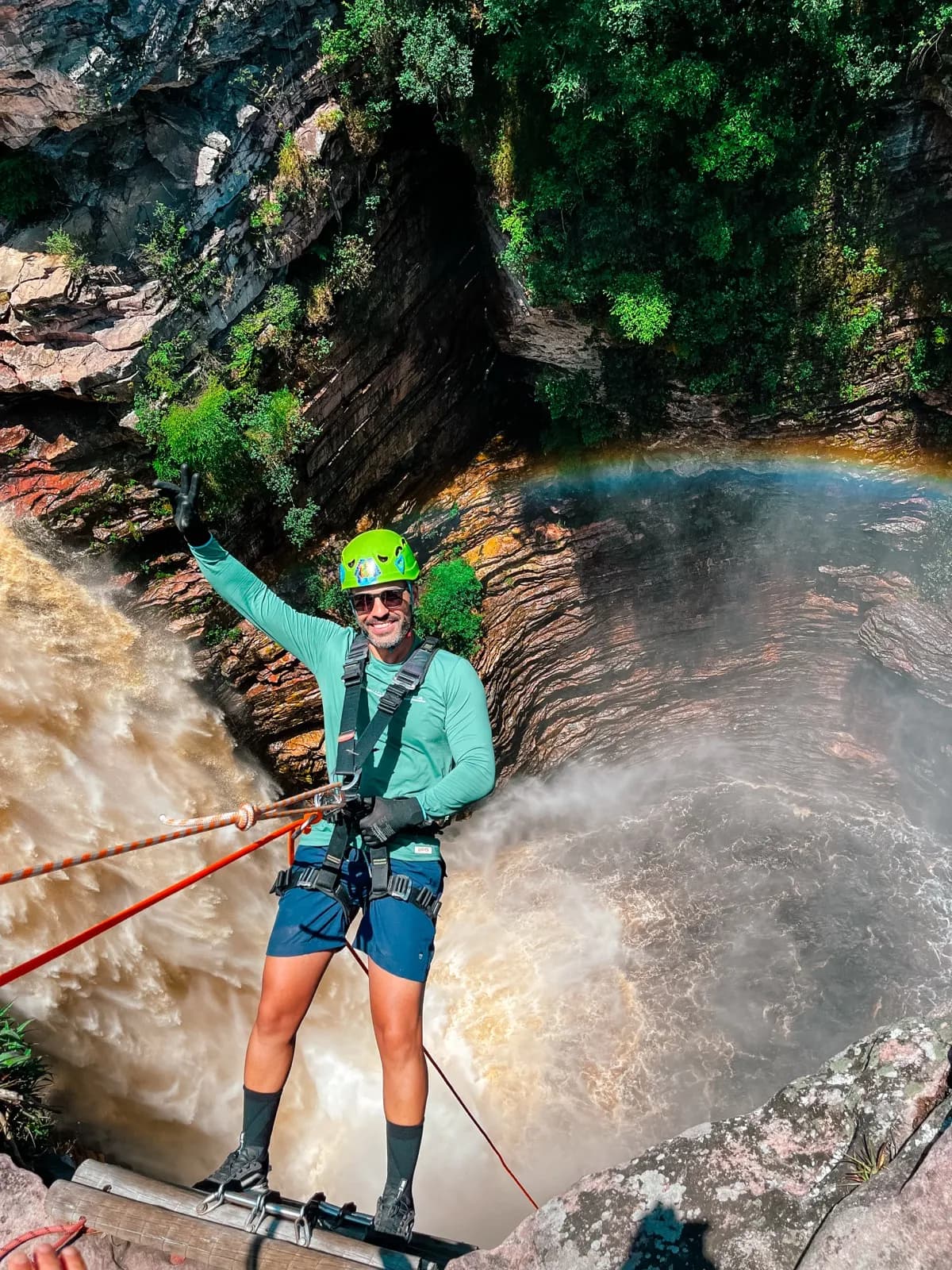 Rapel na cachoeira com arco-íris — Chapada Diamantina